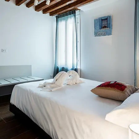 Hostmate - Venezia - Salizada-2